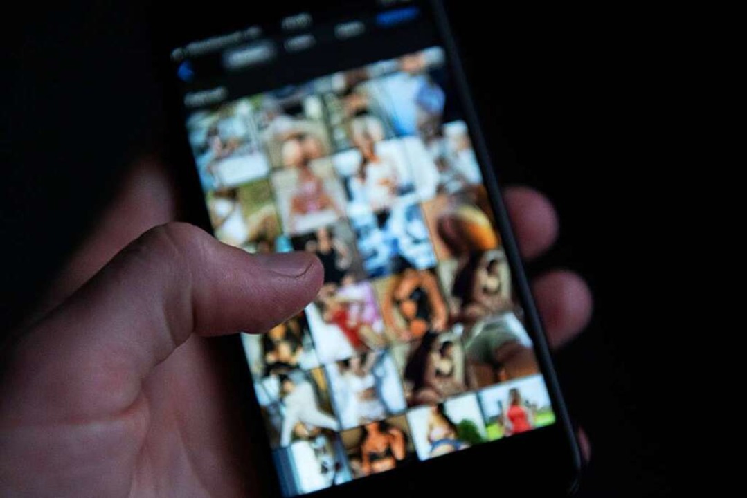 Gefahrenherd Handy: Kinder und Jugendl...gehen mit dem Smartphone zu arglos um.  | Foto: Silas Stein (dpa)