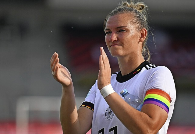 Nationalteam-Kapitnin Alexandra Popp mit Regenbogen-Binde  | Foto: Hendrik Schmidt (dpa)