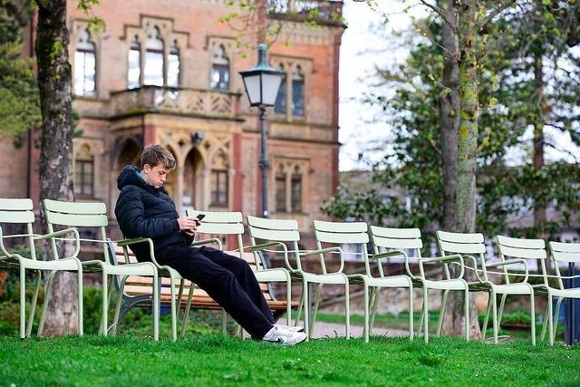 Grüne Stühle sorgen für einen Hauch von Paris in Freiburg
