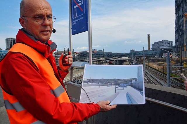 Gesamtprojektleiter Wolfgang Stolle mi...isualisierung der geplanten passarelle  | Foto: Savera Kang