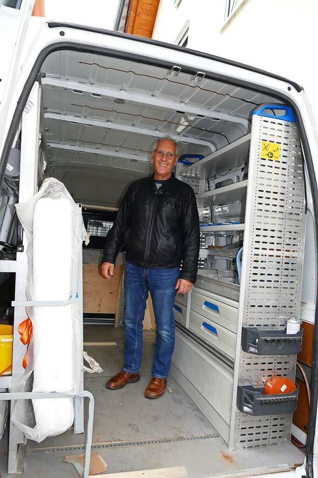 Manfred Hin in seinem Transporter, mit... Werkzeug, in die Ukraine fahren will.  | Foto: Sylvia Sredniawa