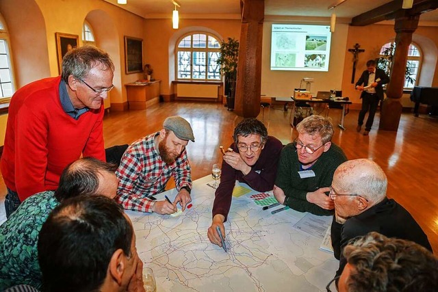 Die Teilnehmer des Radverkehr-Workshops  sammelten in Ettenheim Ideen.  | Foto: Sandra Decoux