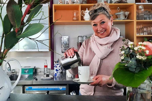 Nicht nur Cappuccino sondern auch ein ...e Hugon ihren Gsten im Palmencaf an.  | Foto: Erika Bader