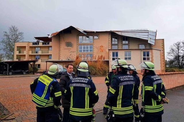 Windbe beschdigt ein Hoteldach in Allmannsweier stark