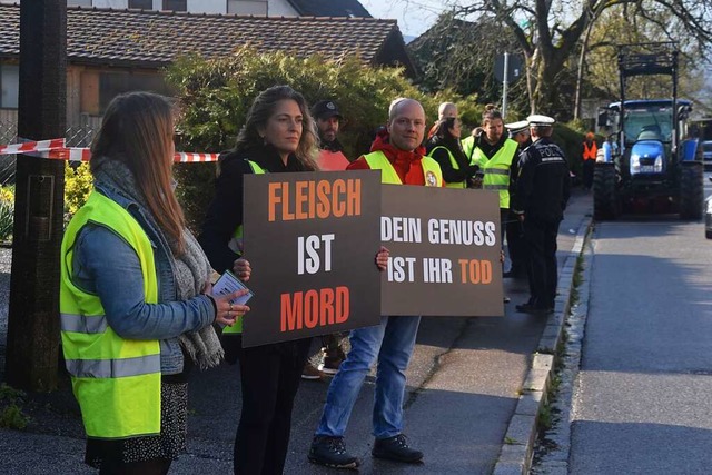 Unter dem Motto &#8222;Fleisch ist Mor...in Karsau vor der Metzgerei Schneider.  | Foto: Nicolai Kapitz