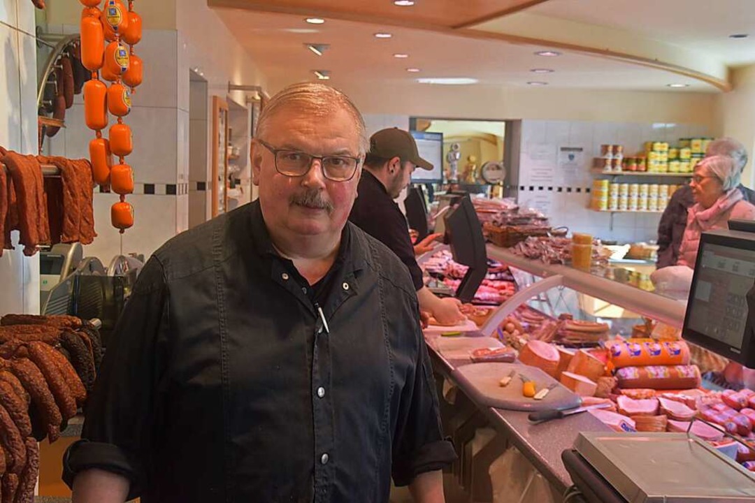 Gebhard Schneider hlt die Demo vor seiner Metzgerei fr geschftsschdigend.  | Foto: Nicolai Kapitz
