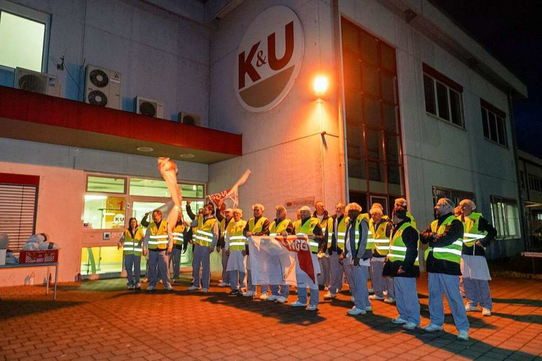 Die Nachtschicht bei der Großbäckerei ...m Warnstreik der Gewerkschaft NGG an.   | Foto: Volker Münch