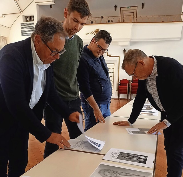 Klaus Brand, Eduardo Hilpert (Kulturam...itglieder betrachten die Bewerbungen.   | Foto: Sebastian Barthmes