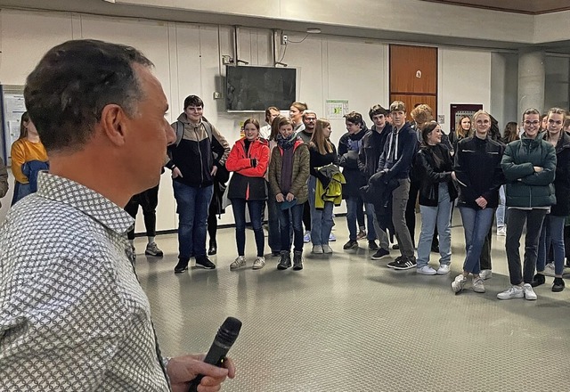 Organisator und Lehrer Stefan Tritschler spricht vor Oberstufen-Schlern  | Foto: Jonathan Niedermaier