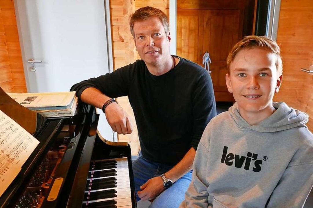 Der zwölfjährige Sänger Pierre Waldhof...swettbewerb am Klavier begleitet hat.   | Foto: Susanne Filz