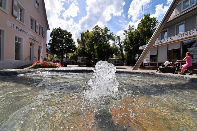 Rund um den Brunnen auf der Hauptstra...gngerzone attraktiver gemacht werden.  | Foto: Kathrin Blum