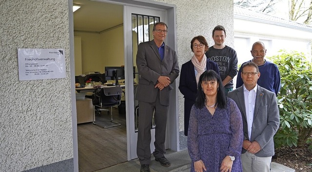 Marina Schrempp (vorne) mit Oberbrger...itarbeitenden der Stadt am neuen Bro.  | Foto: Stadt Rheinfelden