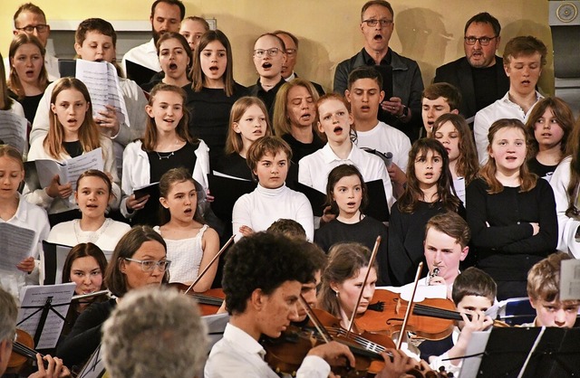 Der Oberstufenchor wurde durch Eltern und Lehrkrfte vestrkt.   | Foto: Barbara Ruda