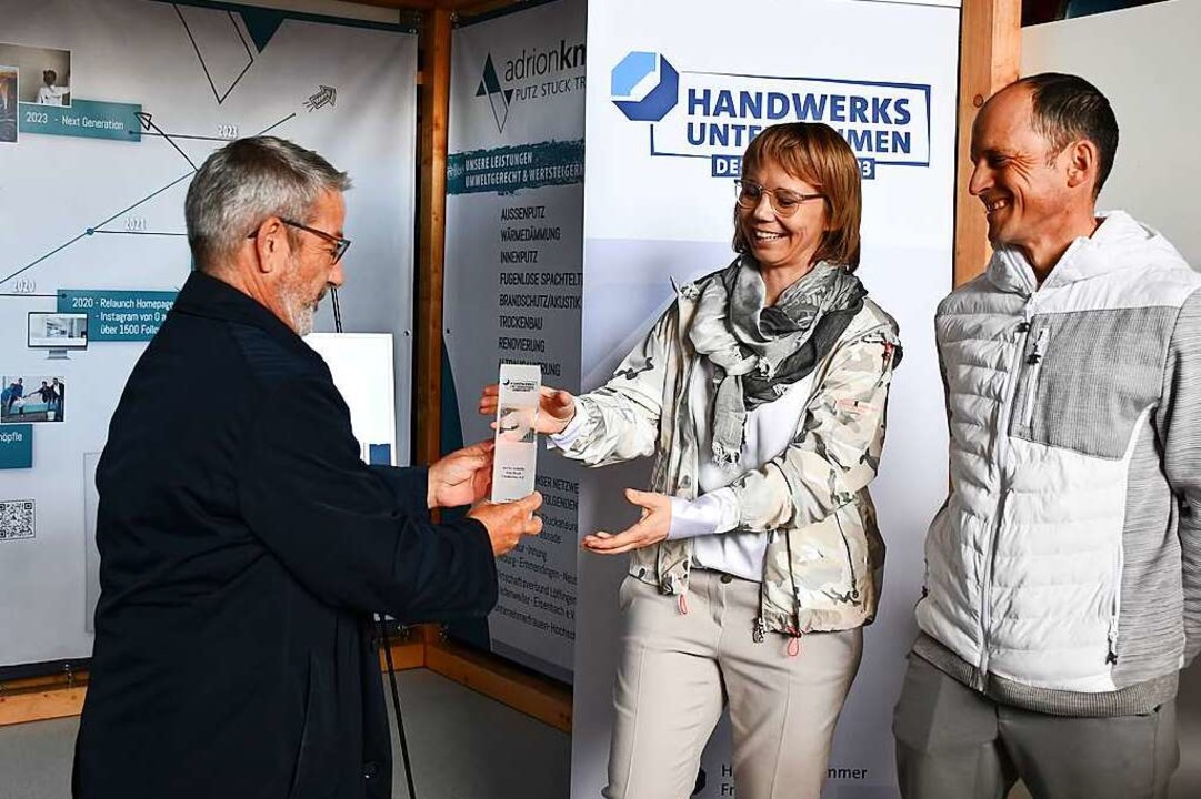 Präsident Johannes Ullrich übergibt den Preis an Michaela und Sascha Knöpfle  | Foto: Tanja Bury