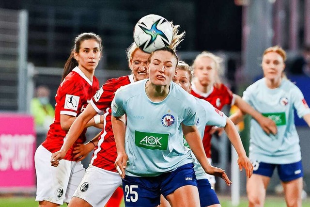 Das Heimspiel der SC-Frauen (in Rot) vor einem Jahr  endete 0:0.  | Foto: IMAGO/BEAUTIFUL SPORTS/G. Hubbs