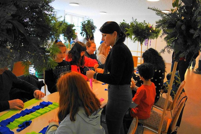 Mit viel Eifer sind die Kinder unter fachkundiger Anleitung bei der Sache.  | Foto: Gudrun Gehr