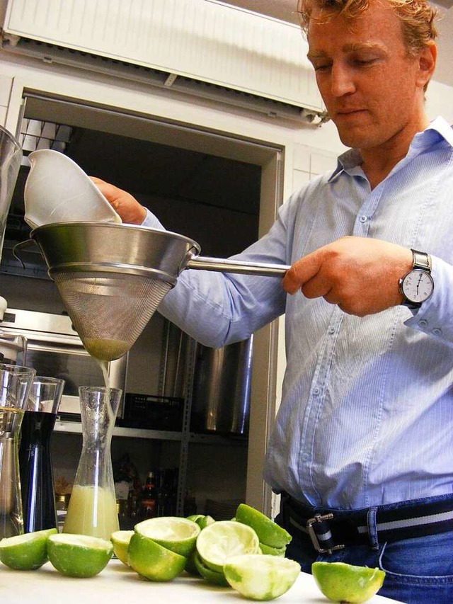 Hausgemachte Sommerfrische: Willi Schllmann presst Limonen fr seine Limonade.   | Foto: Pascal Cames
