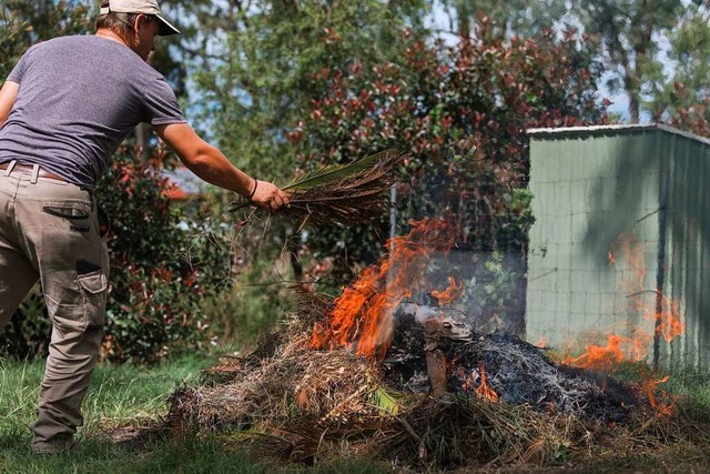 Das Verbrennen von pflanzlichen Abfll... dass  die Feuerwehr umsonst ausrckt.  | Foto: Tabatha  (stock.adobe.com)