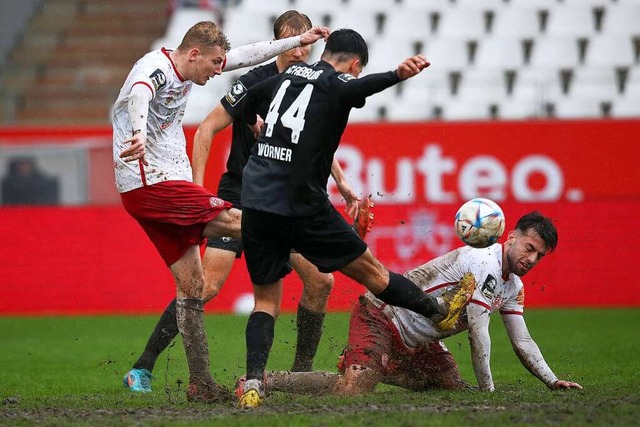 Es war phasenweise eine echte Schlamms...nnschaftskollegen bei Rot-Weiss Essen.  | Foto: IMAGO/Maximilian Koch