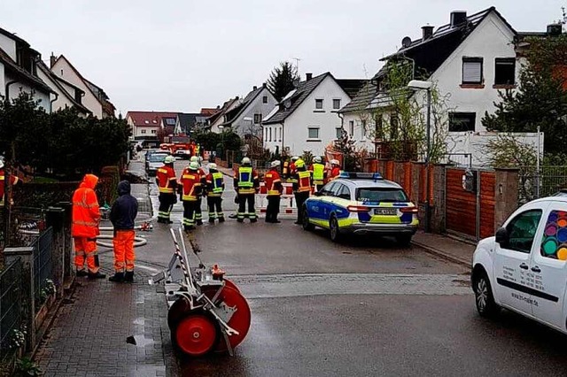 Eine bei Bauarbeiten beschdigte Gasle...Feuerwehr Kenzingen in der Neuestrae.  | Foto: Feuerwehr Kenzingen