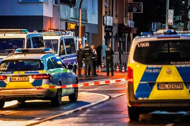 Plochingen: Polizeibeamte sichern eine... dem ein Mann angeschossen worden war.  | Foto: Kohls (dpa)