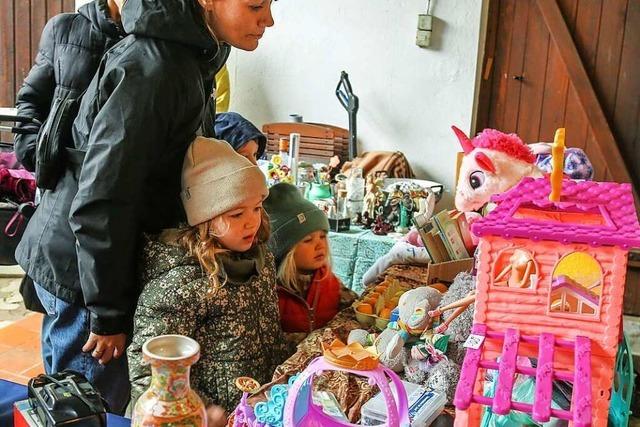 Erster Dorfflohmarkt in Altdorf zieht trotz Regens viele Besucher an