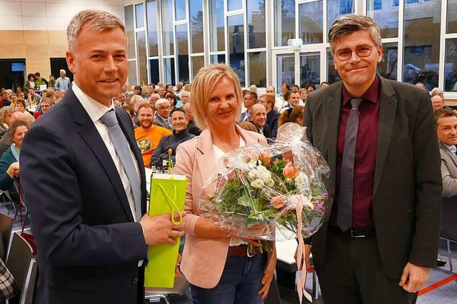 Landrat Martin Kistler (rechts) lsst ... ziehen. Daniela Mauch erhielt Blumen.  | Foto: Stefan Limberger-Andris