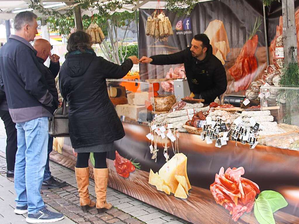 Sommerliche Temperaturen, die Modeschau und geffnete Geschfte lockten viele Menschen am Sonntag in die Bad Krozinger Innenstadt.