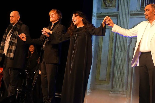 Bariton Daniel Fiolka, Dirigent Franz ...nd der Tenor Lemuel Cuento (von links)  | Foto: Roswitha Frey