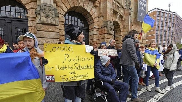 Gegen die prorussische Kundgebung hatte sich eine Gegendemonstration formiert.   | Foto: Rita Eggstein