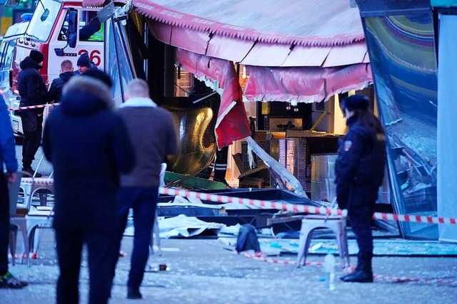 Russische Ermittler und Polizisten ste...rt nach einer Explosion in einem Cafe.  | Foto: --- (dpa)