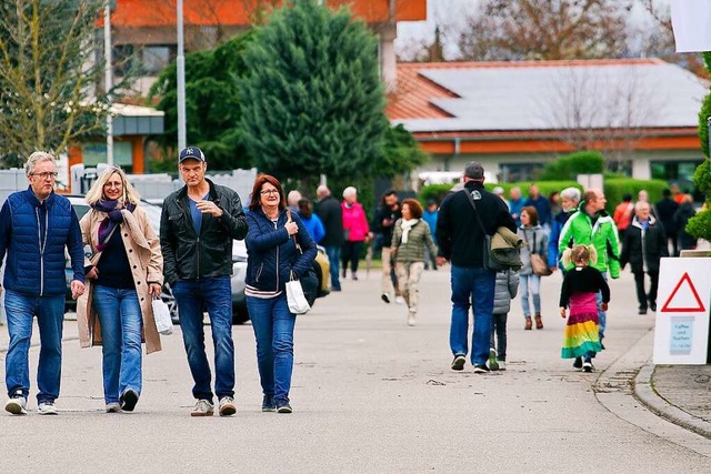 Leistungsschau in Wyhl: Der groe Rege...gebot der Aussteller im Gewerbegebiet.  | Foto: Jrgen Schweizer