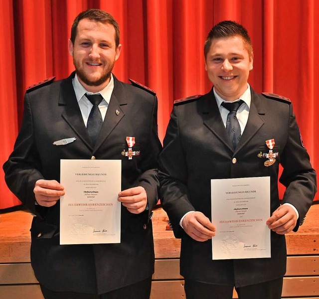 Julian Fssner (links) und Daniel Disc...enst in der  Feuerwehr ausgezeichnet.   | Foto: Markus Zimmermann