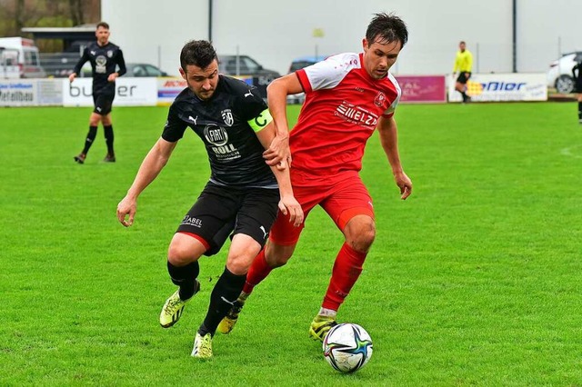 Der Auggener Steffen Reinecker (links)...cher Raphael Dick kmpfen um den Ball.  | Foto: Daniel Thoma