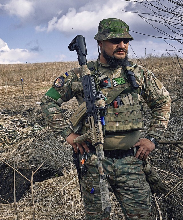 Ein ukrainischer Soldat nahe  Bachmut  | Foto: Libkos