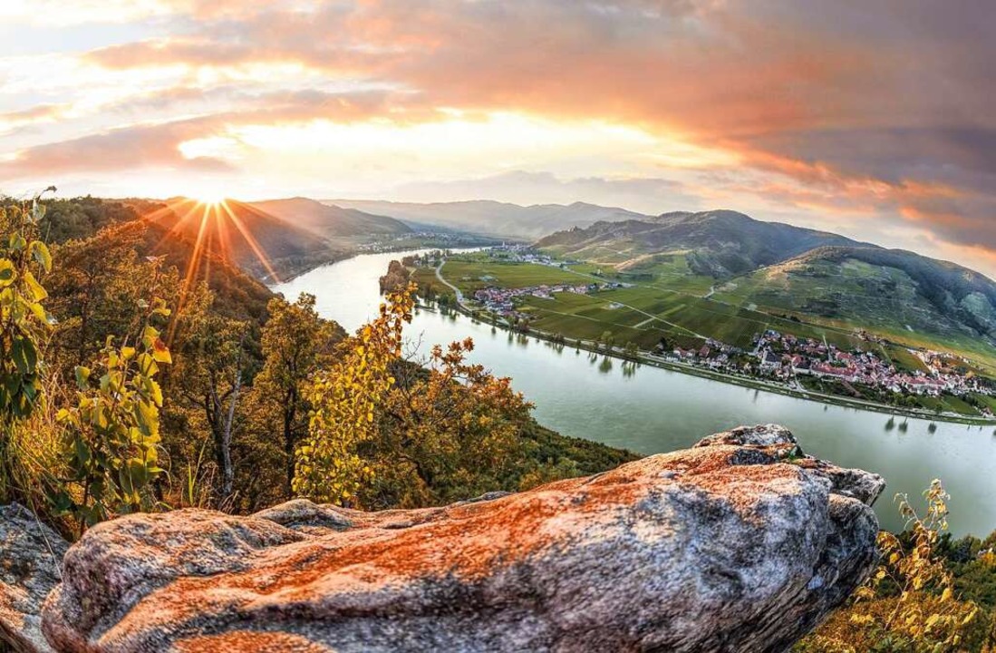 Das Wachauer Tal in Niederösterreich i...nd Weinanbaugebiete entlang der Donau.  | Foto: Tomas Marek/Shutterstock.com