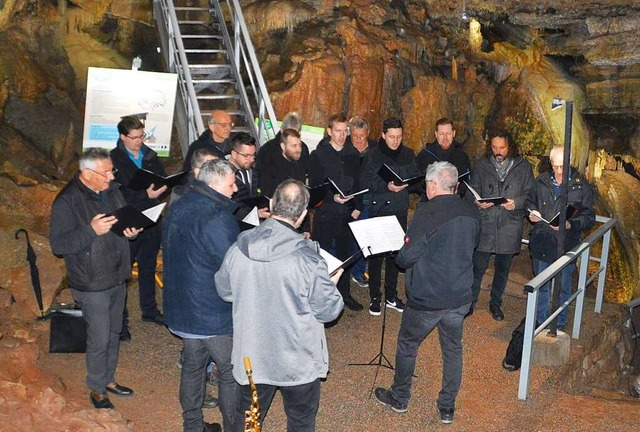 Der Mnnergesangverein Dossenbach ber...beim Chorkonzert in der Erdmannshhle.  | Foto: Edgar Steinfelder