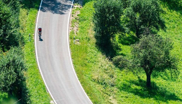 Fahrradfahren auf der Landstrae ist n...ch. Radwege sollen mehr Schutz bieten.  | Foto: Sebastian Gollnow