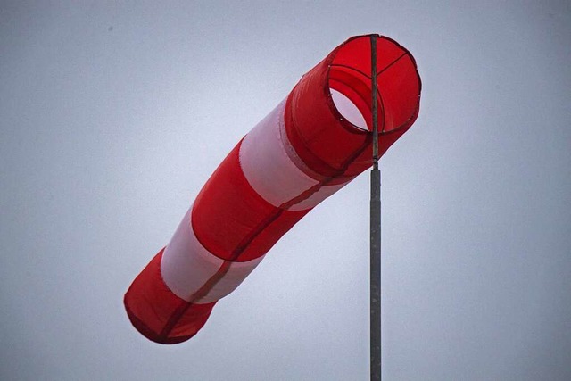 Ein Windsack zeigt an, wie stark der W...desto strker die Windgeschwindigkeit.  | Foto: Stefan Sauer (dpa)