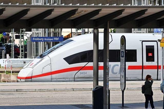 Betrunkener läuft im Freiburger Hauptbahnhof über die Gleise und greift Sicherheitspersonal an