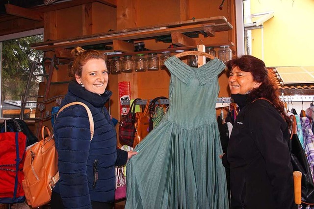 Der erste Unadinger Dorfflohmarkt fand...ggingen hatten beim Stbern viel Spa.  | Foto: Christa Maier