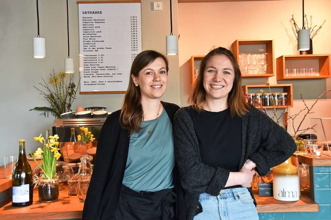 Die beiden Betreiberinnen des Café Alma: Julia (links) und Lara (rechts).  | Foto: Christina Rehm