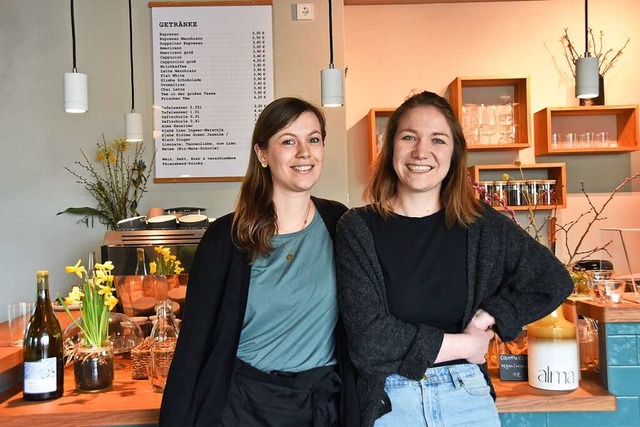 Die beiden Betreiberinnen des Caf Alma: Julia (links) und Lara (rechts).  | Foto: Christina Rehm