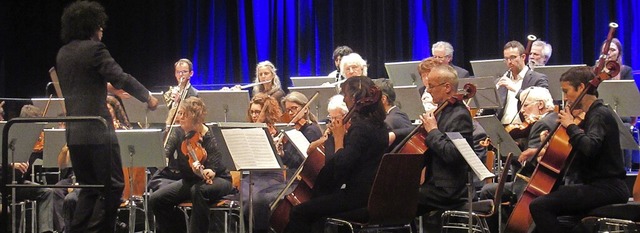 Manuel Mendoza dirigiert das Ortenau-Orchester, das seit 100 Jahren besteht.   | Foto: Susanne Kerkovius