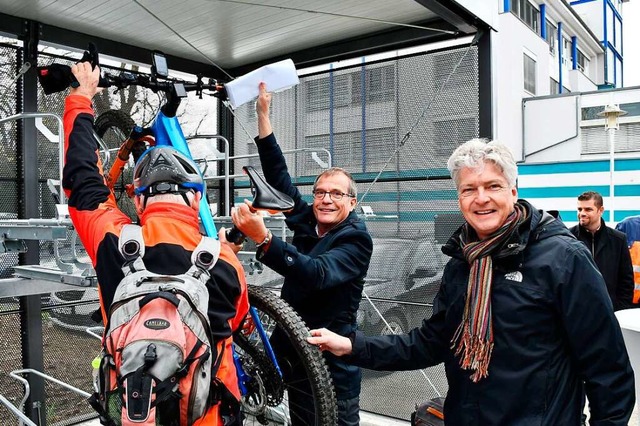 Eingeweiht wurde die  neue Fahrradabst...ch-Bahnhofsbesitzer Alexander Lffler.  | Foto: Heinz und Monika Vollmar