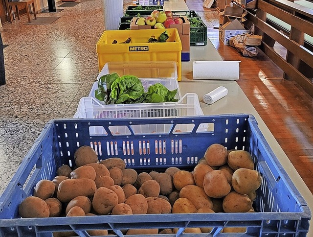 Jeden Mittwochmittag werden im Foyer d... Hand&#8220; an Bedrftige ausgegeben.  | Foto: Astrid Siegel