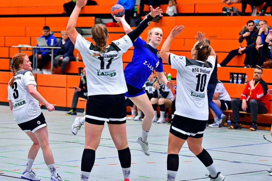 SFE-Rckraumspielerin Nina Leyerle (bl...er von der HSG Dreiland durchzusetzen.  | Foto: Daniel Thoma