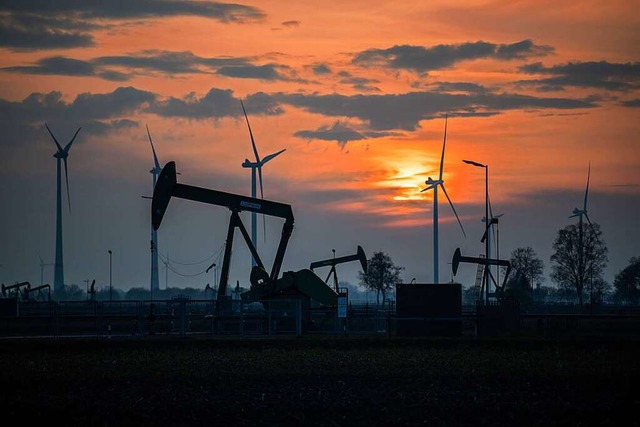 Auch in Deutschland wird Erdl gefrde...11; hier Tiefpumpen in Niedersachsen.   | Foto: Lino Mirgeler (dpa)