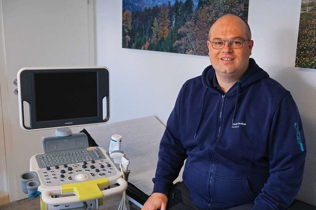 Allgemeinarzt Kevin Ortlieb mit einem ...einer bisherigen Praxis in Badenweiler  | Foto: Martin Pfefferle