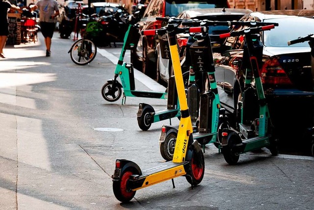 Viele Pariserinnen und Pariser  fhlen sich von den E-Scootern gestrt.  | Foto: - (AFP)